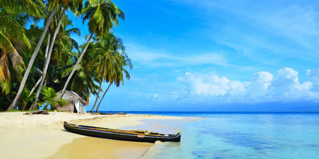Playa de arena blanca y mar turquesa, imagen ilustrativa del Caribe