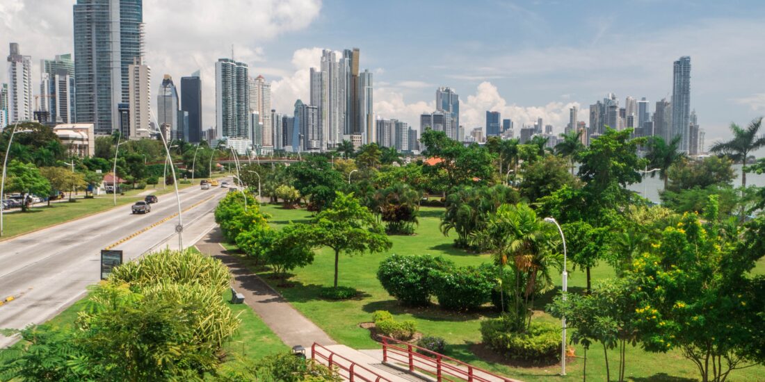 Skyline urbano al atardecer, referencia de alojamiento en ciudad